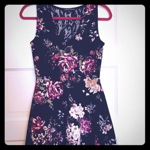 Cute floral dress (sm) with black lace detailing